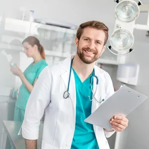 Un chirurgo sorridente in camice con una cartella clinica